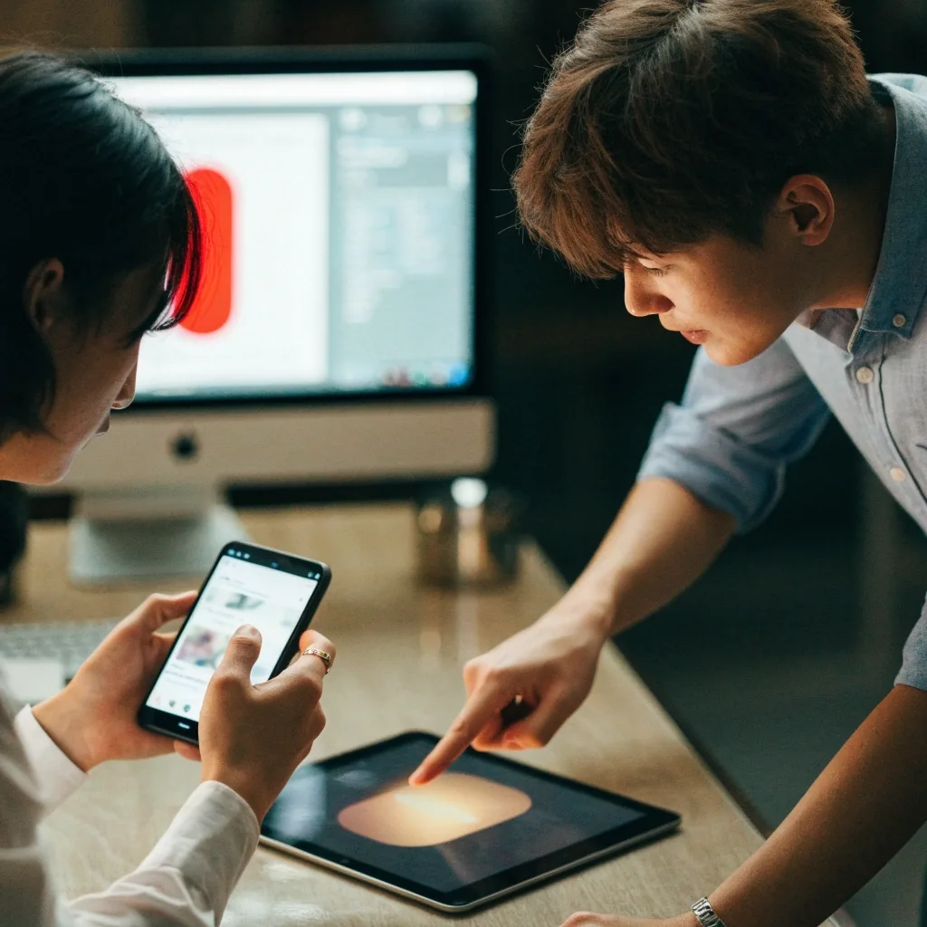 어두운 스튜디오에서 소셜 미디어 소재 시안을 검토하는 마케팅 담당자
